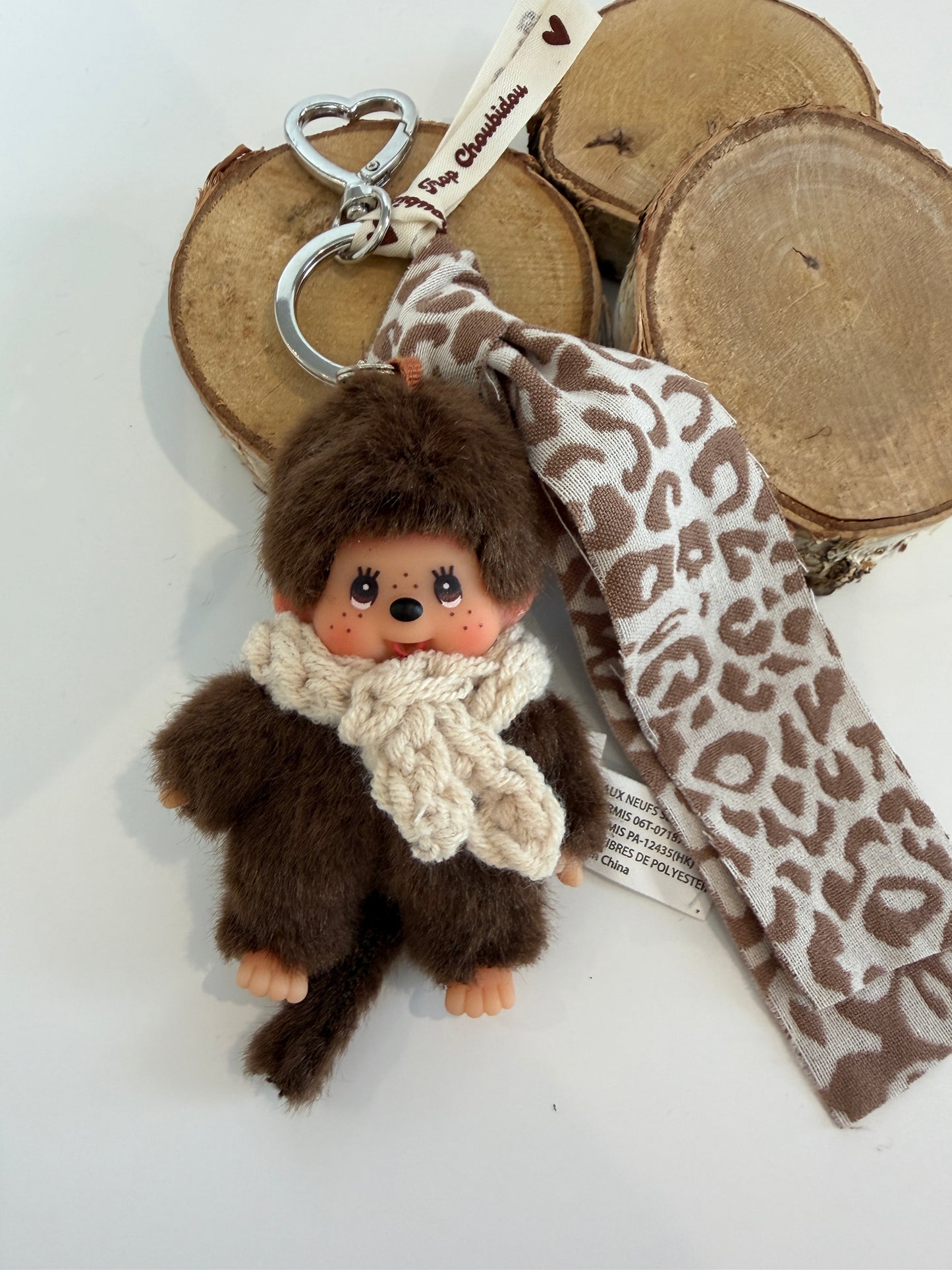 Grigri Monchhichi / Kiki – Écharpe crochet beige & tissu léopard| Édition Hiver Trop Choubidou