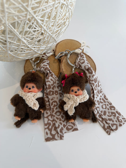 Grigri Monchhichi / Kiki – Écharpe crochet beige & tissu léopard| Édition Hiver Trop Choubidou