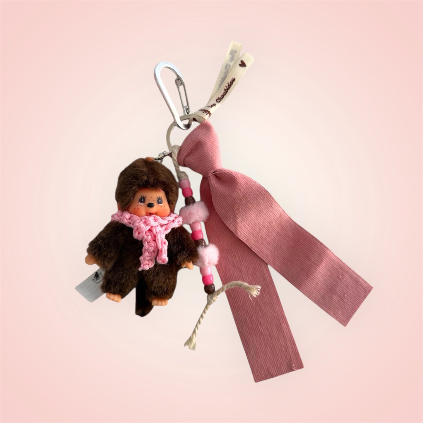 Grigri Monchhichi / Kiki – Écharpe crochet rose & tissu velours côtelé rose avec perles | Édition Hiver Trop Choubidou