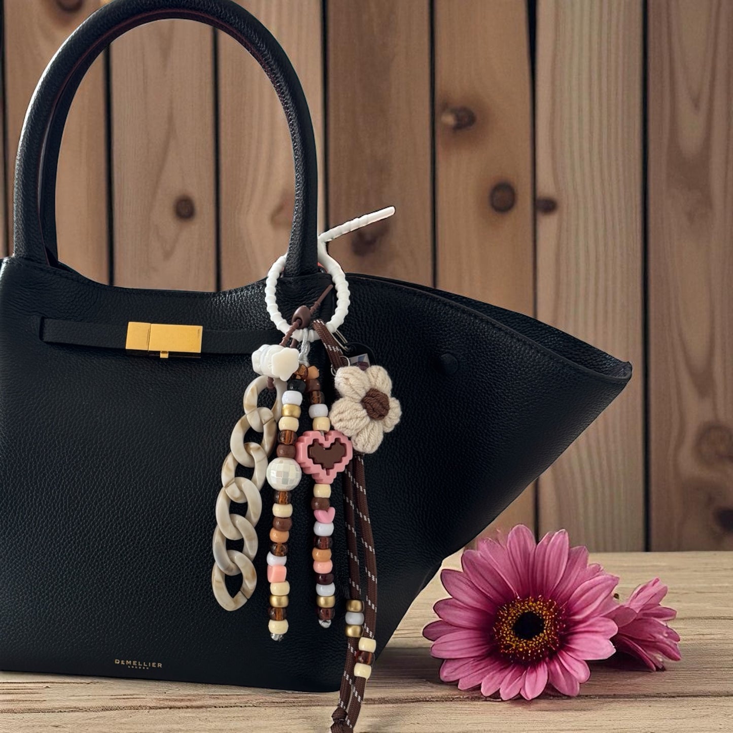 Grigri Trop Choubidou – Fleur en crochet & perles – Tons marron