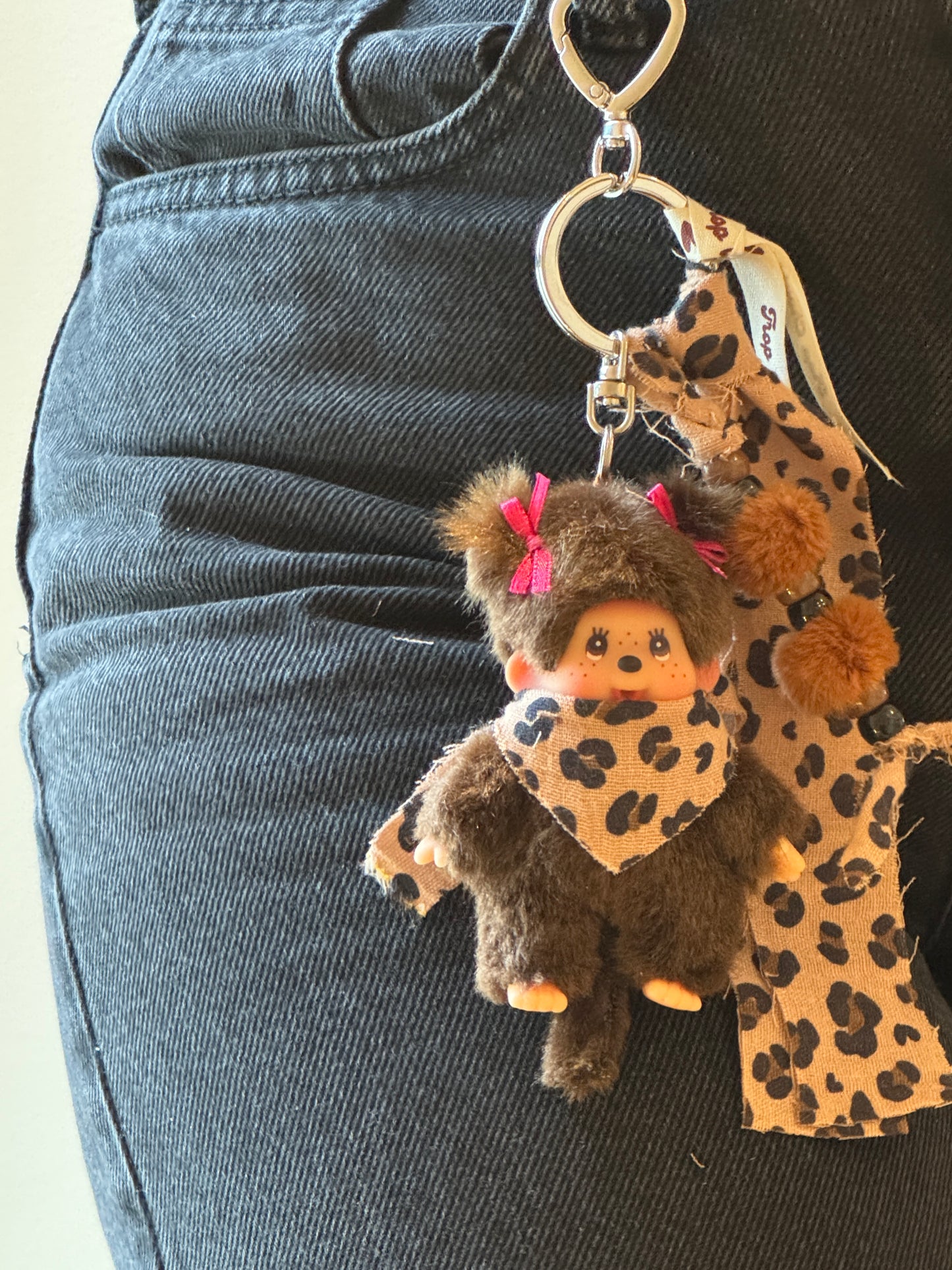 Grigri Monchhichi / Kiki – Léopard marron Gaze de Coton |Édition Trop Choubidou