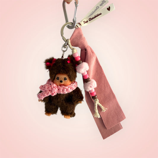 Grigri Monchhichi / Kiki – Écharpe crochet rose & tissu velours côtelé rose avec perles | Édition Hiver Trop Choubidou