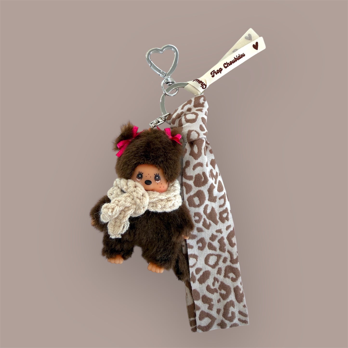 Grigri Monchhichi / Kiki – Écharpe crochet beige & tissu léopard| Édition Hiver Trop Choubidou
