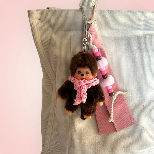 Grigri Monchhichi / Kiki – Écharpe crochet rose & tissu velours côtelé rose avec perles | Édition Hiver Trop Choubidou