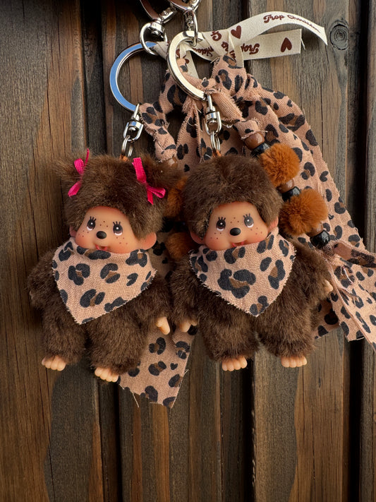 Grigri Monchhichi / Kiki – Léopard marron Gaze de Coton |Édition Trop Choubidou