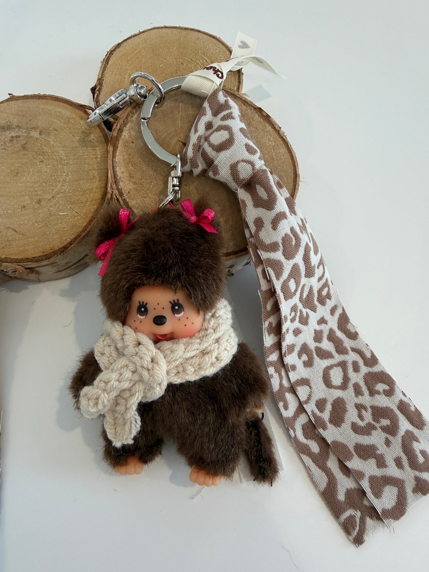Grigri Monchhichi / Kiki – Écharpe crochet beige & tissu léopard| Édition Hiver Trop Choubidou