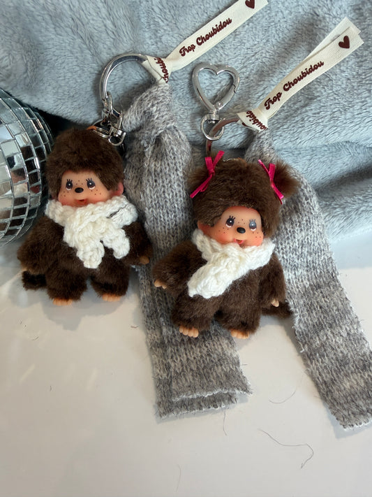 Grigri Monchhichi / Kiki – Écharpe crochet blanche & tissu laine gris chiné | Édition Hiver Trop Choubidou