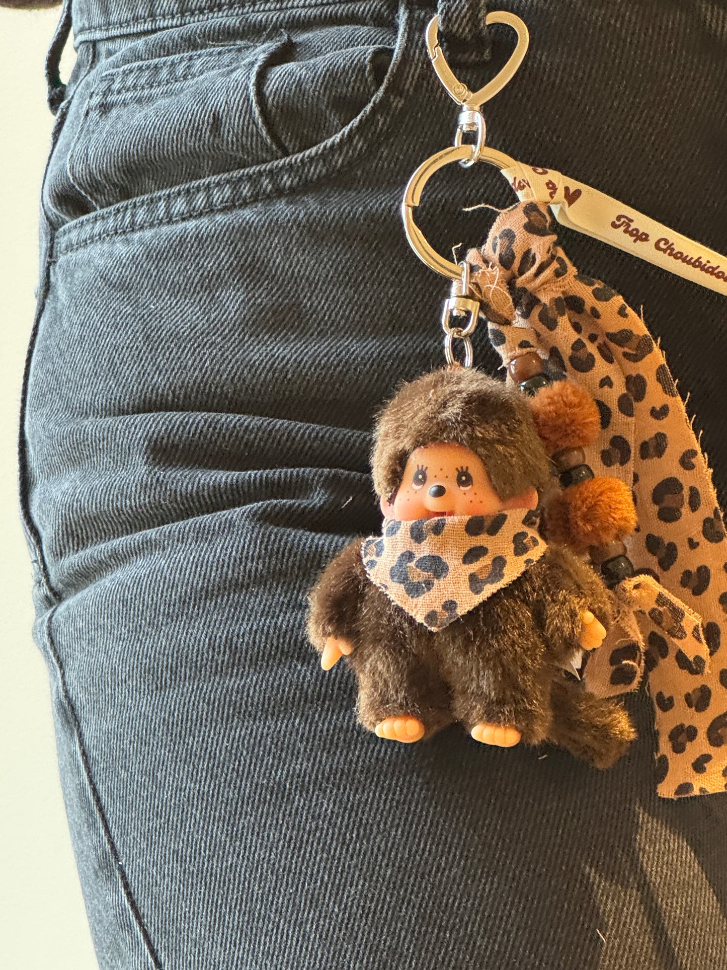 Grigri Monchhichi / Kiki – Léopard marron Gaze de Coton |Édition Trop Choubidou
