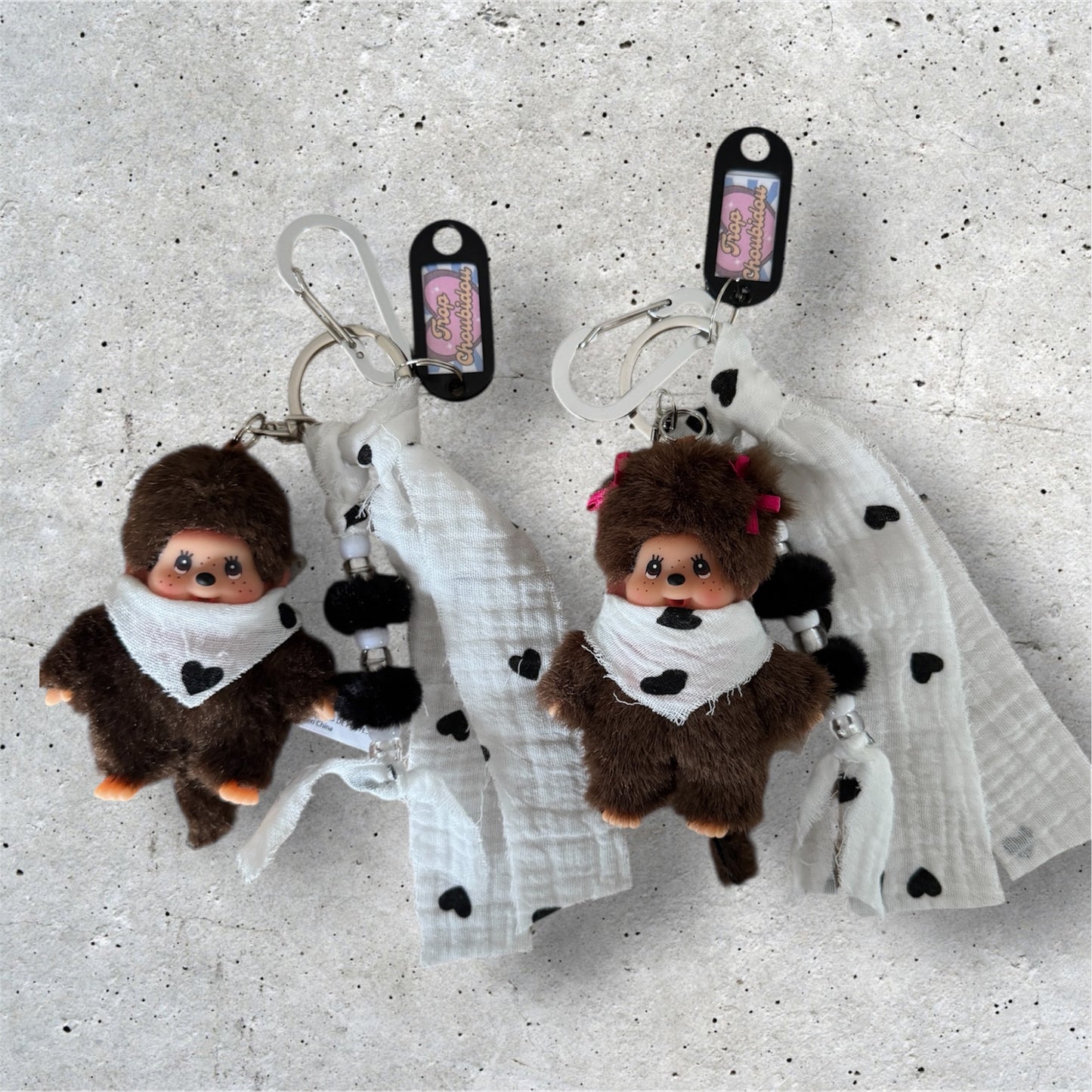 Grigri Monchhichi – Gaze de coton cœurs noirs | Édition Trop Choubidou