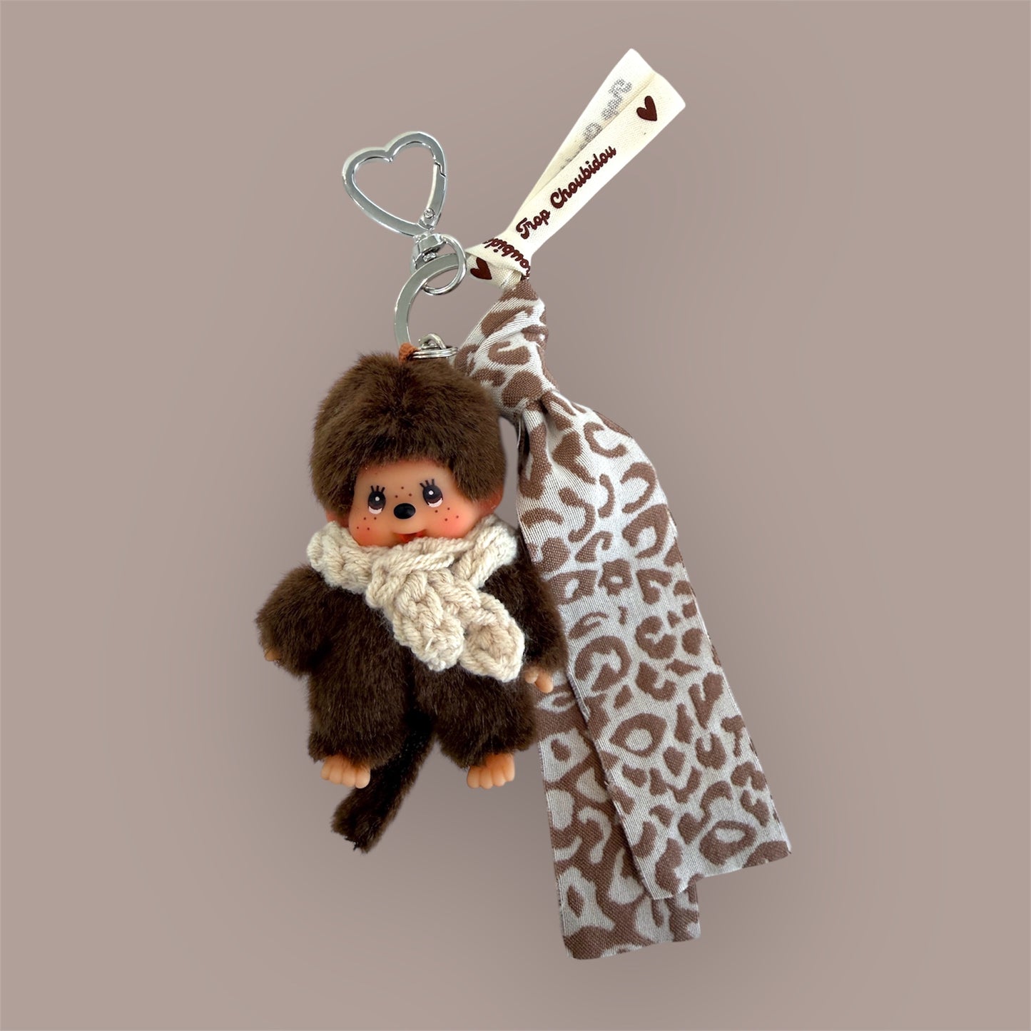 Grigri Monchhichi / Kiki – Écharpe crochet beige & tissu léopard| Édition Hiver Trop Choubidou