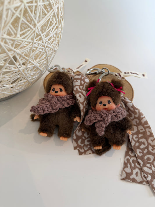 Grigri Monchhichi / Kiki – Écharpe crochet marron & tissu léopard| Édition Hiver Trop Choubidou