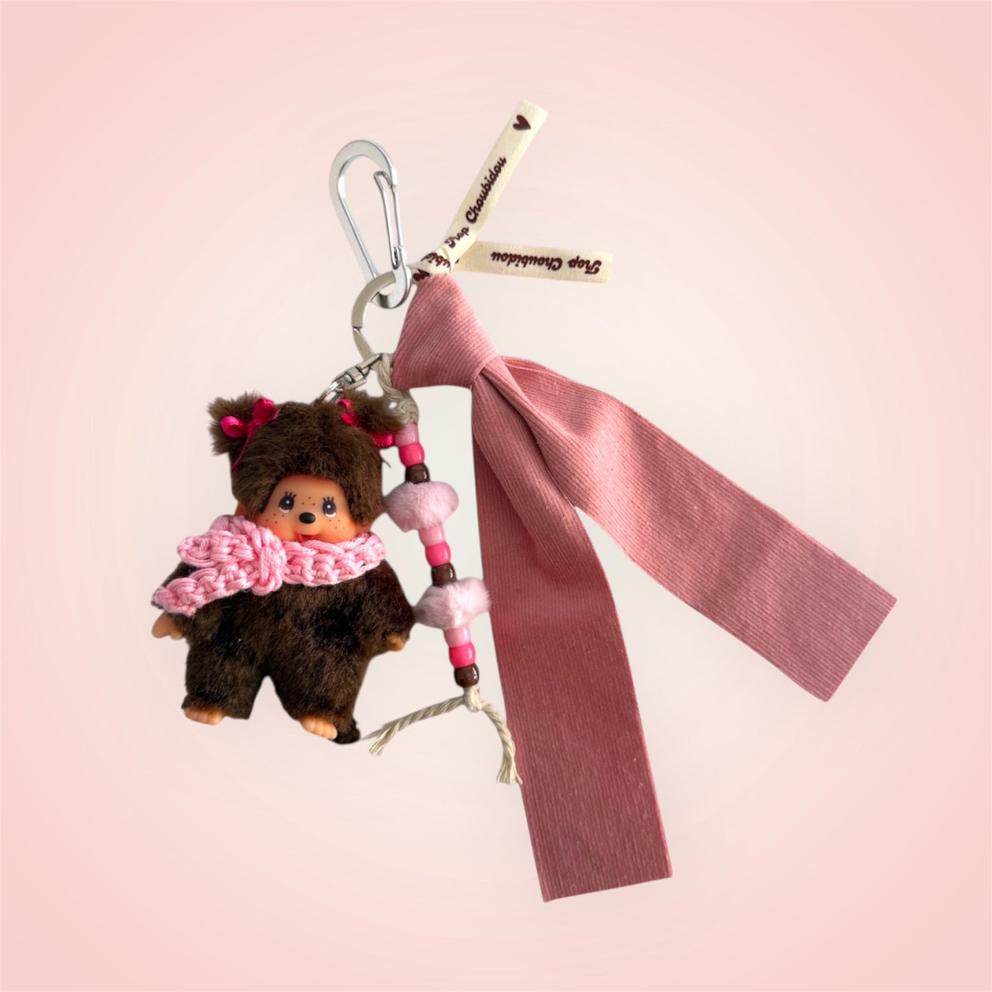 Grigri Monchhichi / Kiki – Écharpe crochet rose & tissu velours côtelé rose avec perles | Édition Hiver Trop Choubidou
