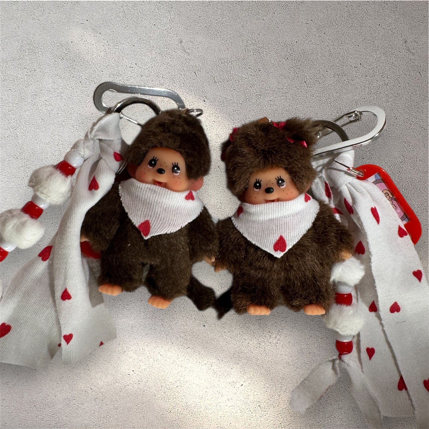 Grigri Monchhichi avec cœurs rouges – Tissu jersey | Édition Trop Choubidou