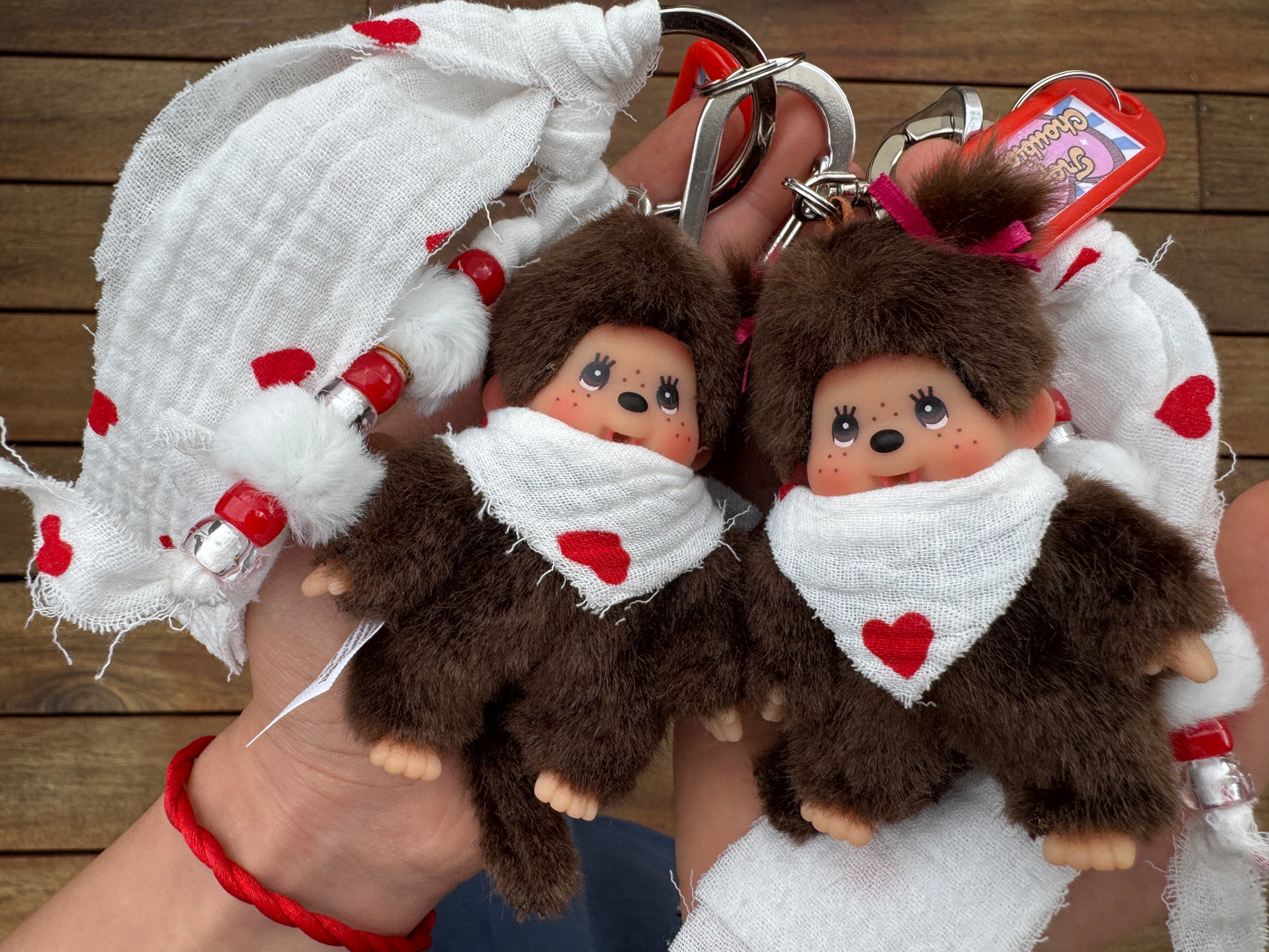 Grigri Monchhichi / Kiki – Cœurs rouges – tissu gaze de coton | Édition Trop Choubidou