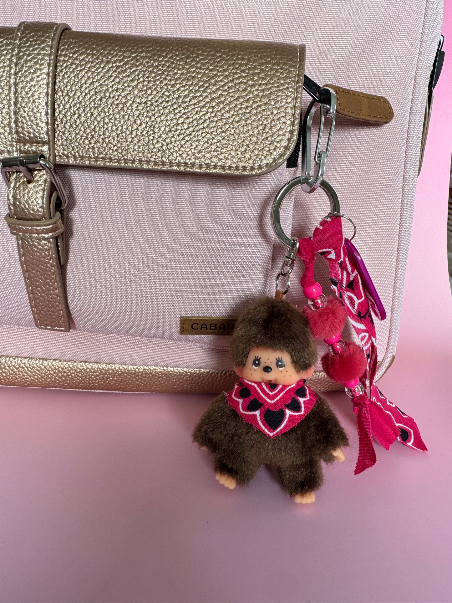Grigri Monchhichi / Kiki – Bandana rose | Édition Trop Choubidou