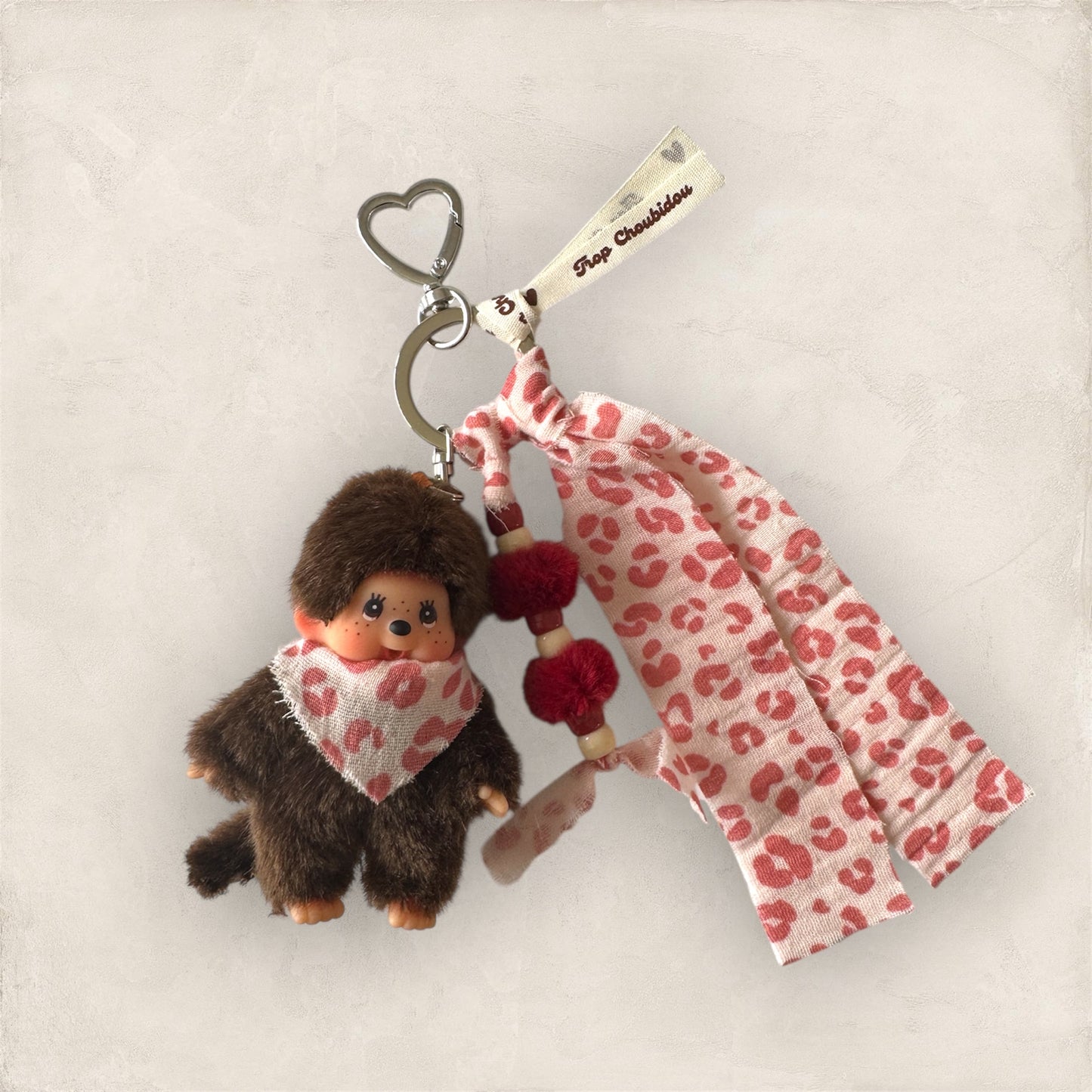 Grigri Monchhichi / Kiki – Gaze de coton léopard rose | Édition Trop Choubidou