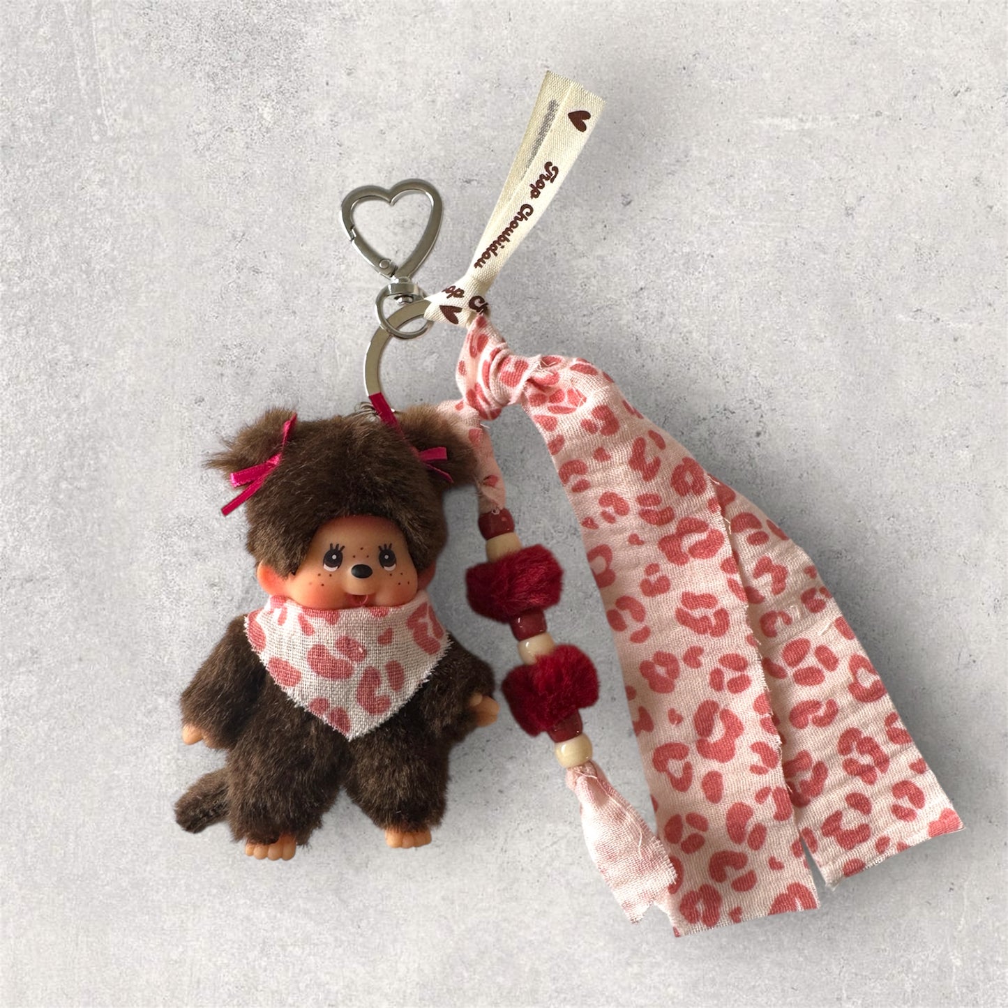 Grigri Monchhichi / Kiki – Gaze de coton léopard rose | Édition Trop Choubidou