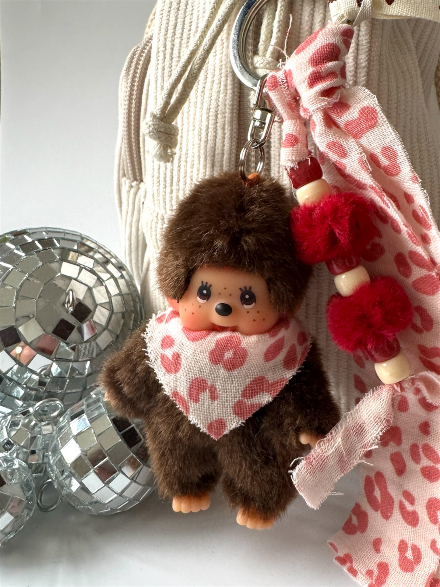Grigri Monchhichi / Kiki – Gaze de coton léopard rose | Édition Trop Choubidou