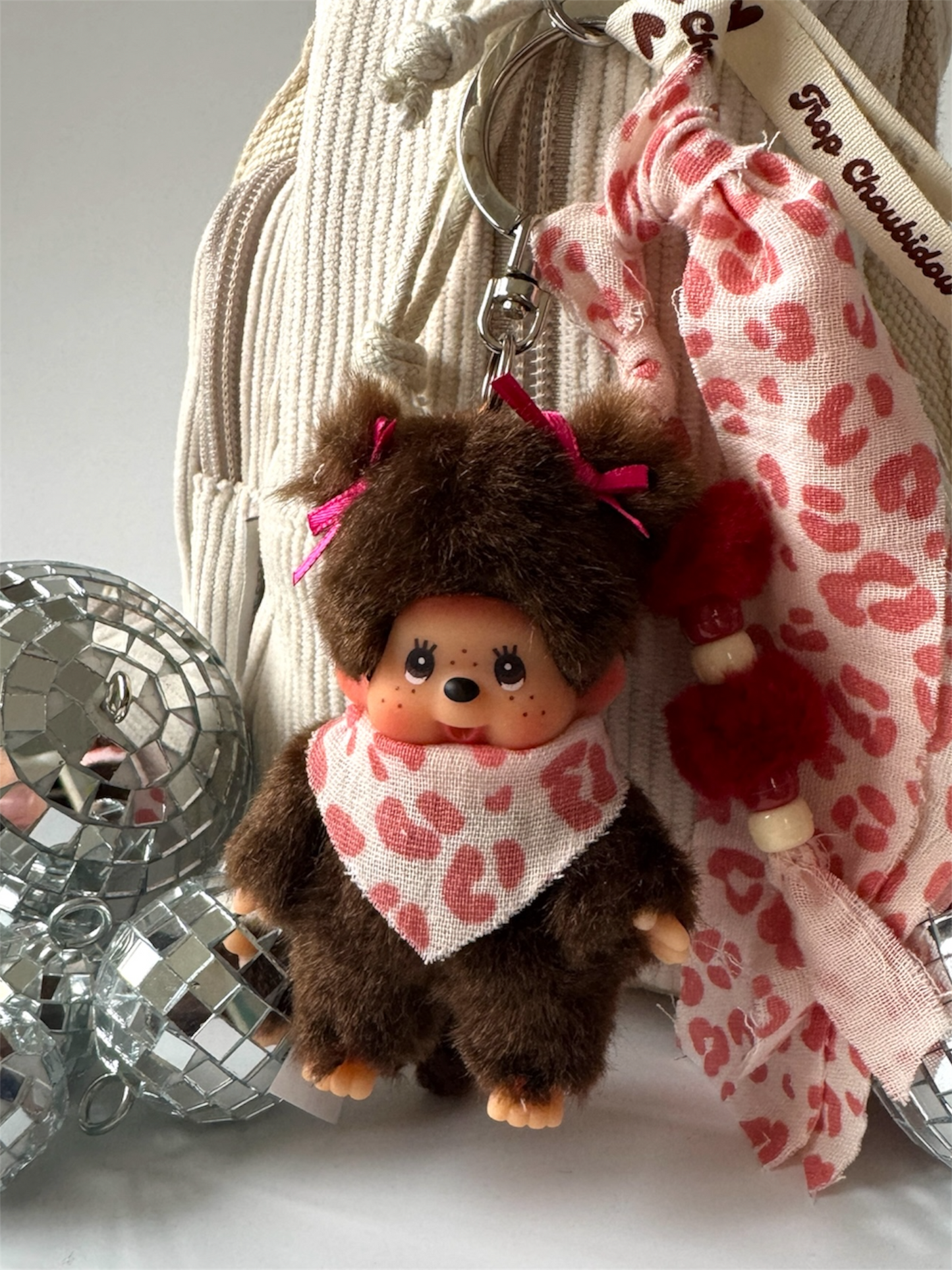 Grigri Monchhichi / Kiki – Gaze de coton léopard rose | Édition Trop Choubidou