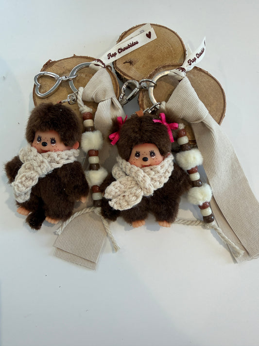 Grigri Monchhichi / Kiki – Écharpe crochet beige & tissu velours côtelé beige avec perles | Édition Hiver Trop Choubidou