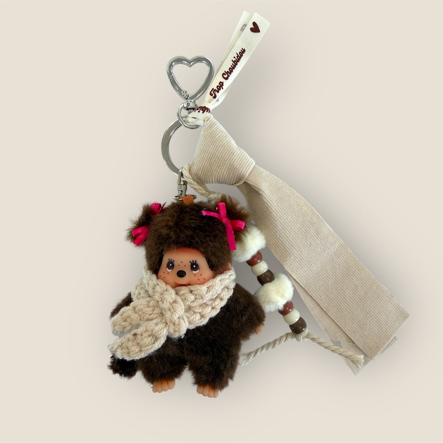 Grigri Monchhichi / Kiki – Écharpe crochet beige & tissu velours côtelé beige avec perles | Édition Hiver Trop Choubidou