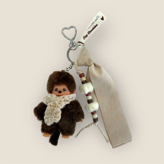 Grigri Monchhichi / Kiki – Écharpe crochet beige & tissu velours côtelé beige avec perles | Édition Hiver Trop Choubidou