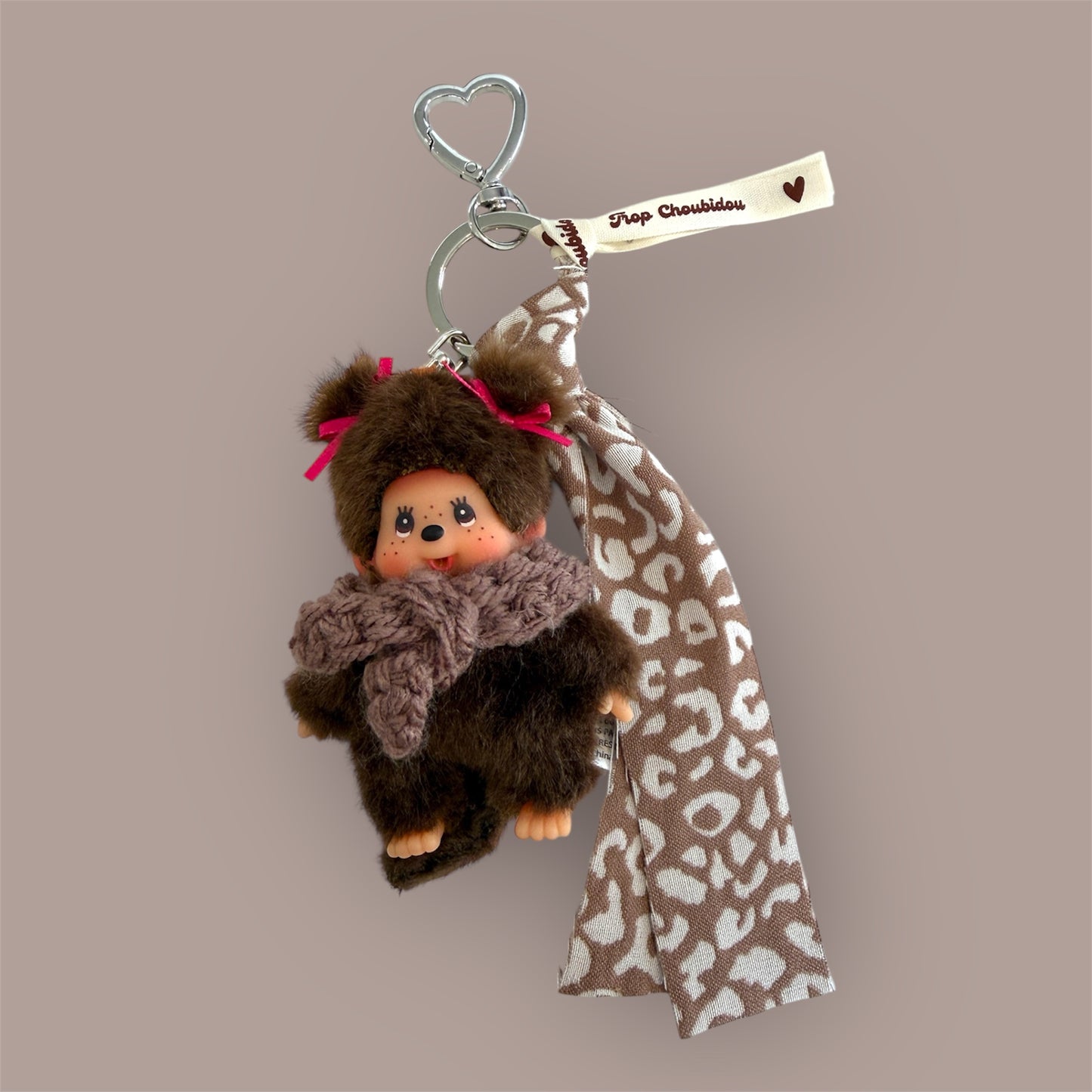 Grigri Monchhichi / Kiki – Écharpe crochet marron & tissu léopard| Édition Hiver Trop Choubidou