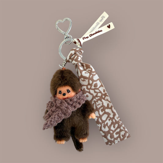 Grigri Monchhichi / Kiki – Écharpe crochet marron & tissu léopard| Édition Hiver Trop Choubidou