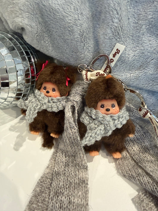Grigri Monchhichi / Kiki – Écharpe crochet grise & tissu gris chiné | Édition Hiver Trop Choubidou