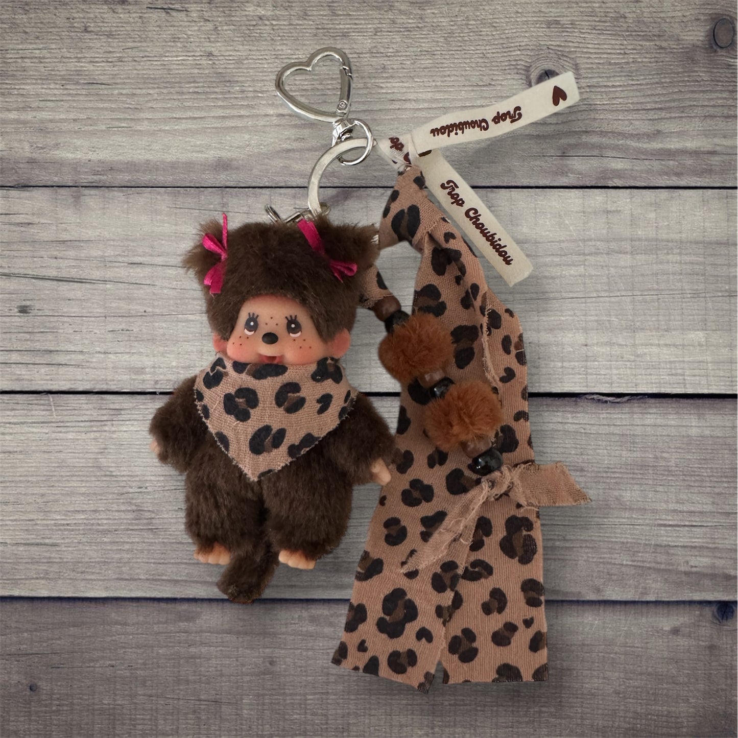 Grigri Monchhichi / Kiki – Léopard marron Gaze de Coton |Édition Trop Choubidou