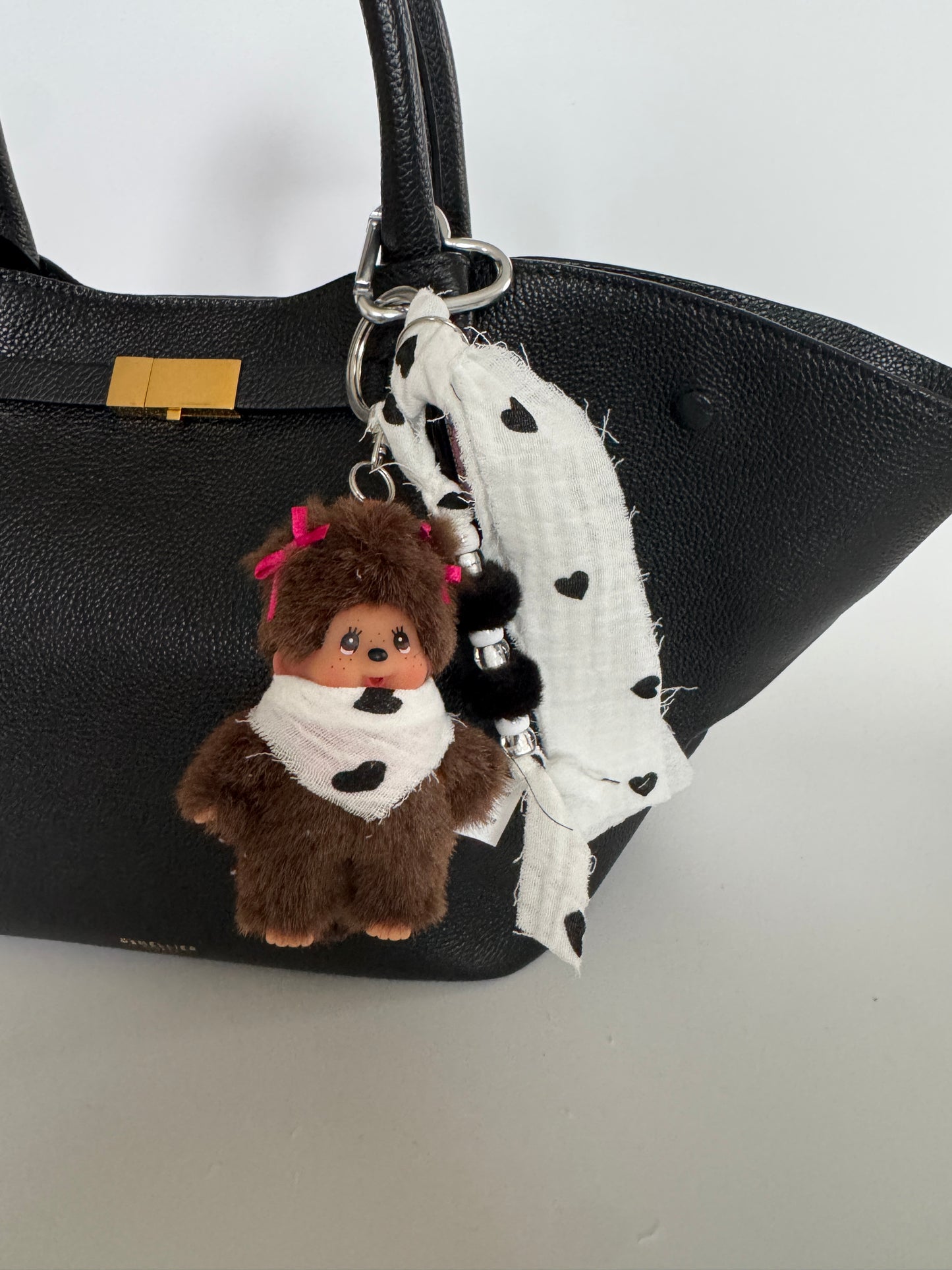 Grigri Monchhichi – Gaze de coton cœurs noirs | Édition Trop Choubidou
