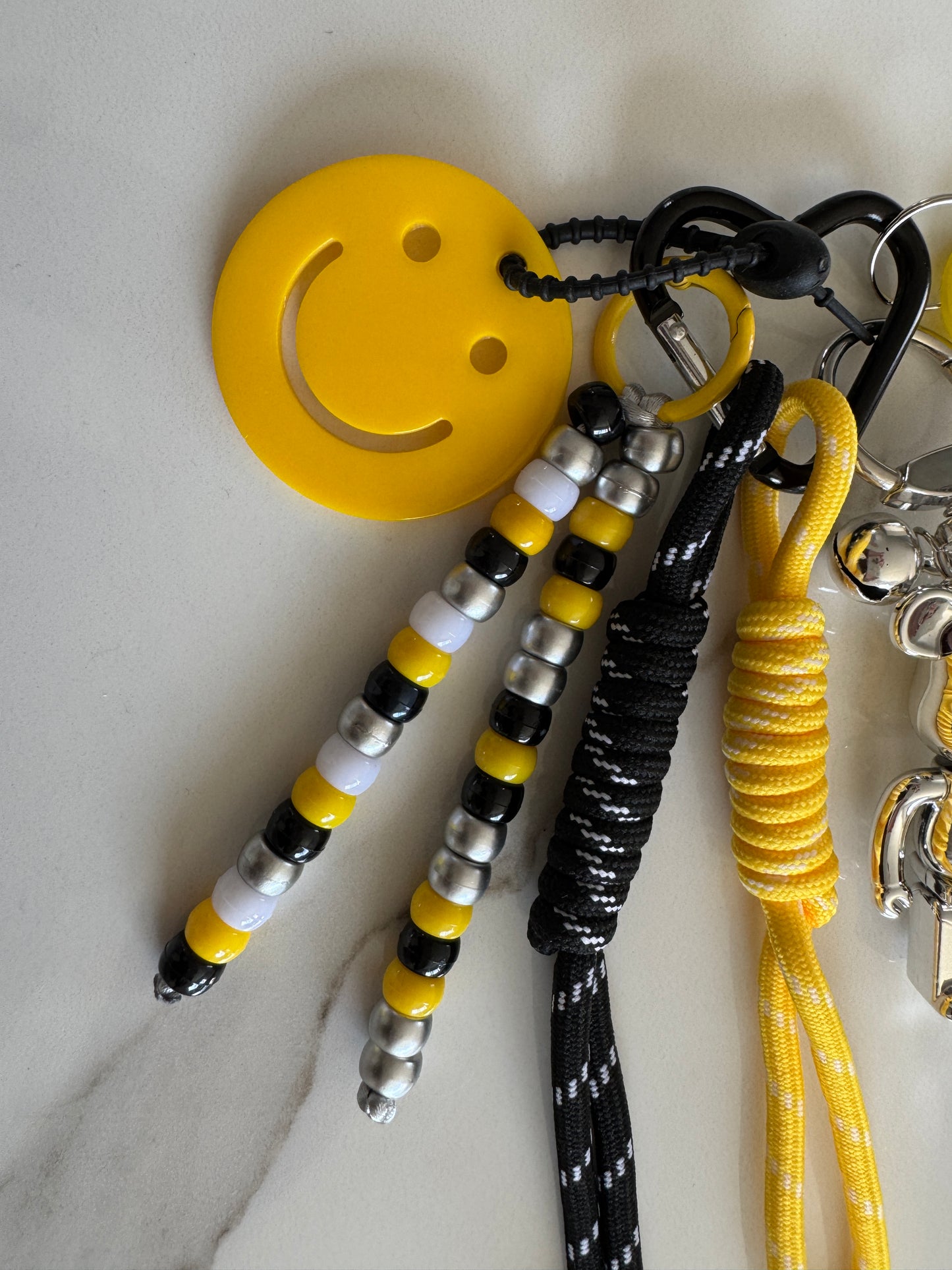 Grigri Urban Pop Smiley & Ours Chromé – Bijou de Sac Fait Main | Édition Trop Choubidou