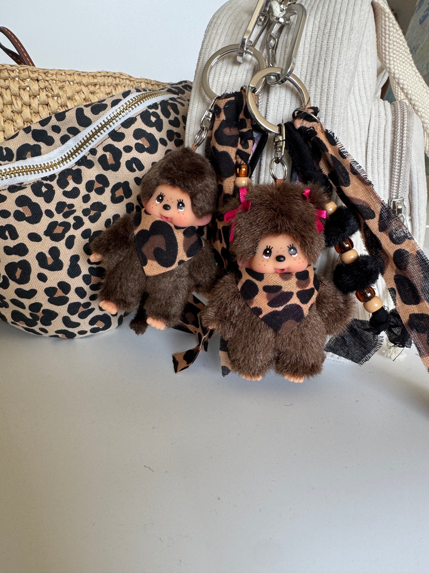 Grigri Monchhichi Léopard – Modèle Garçon ou Fille | Édition Trop Choubidou