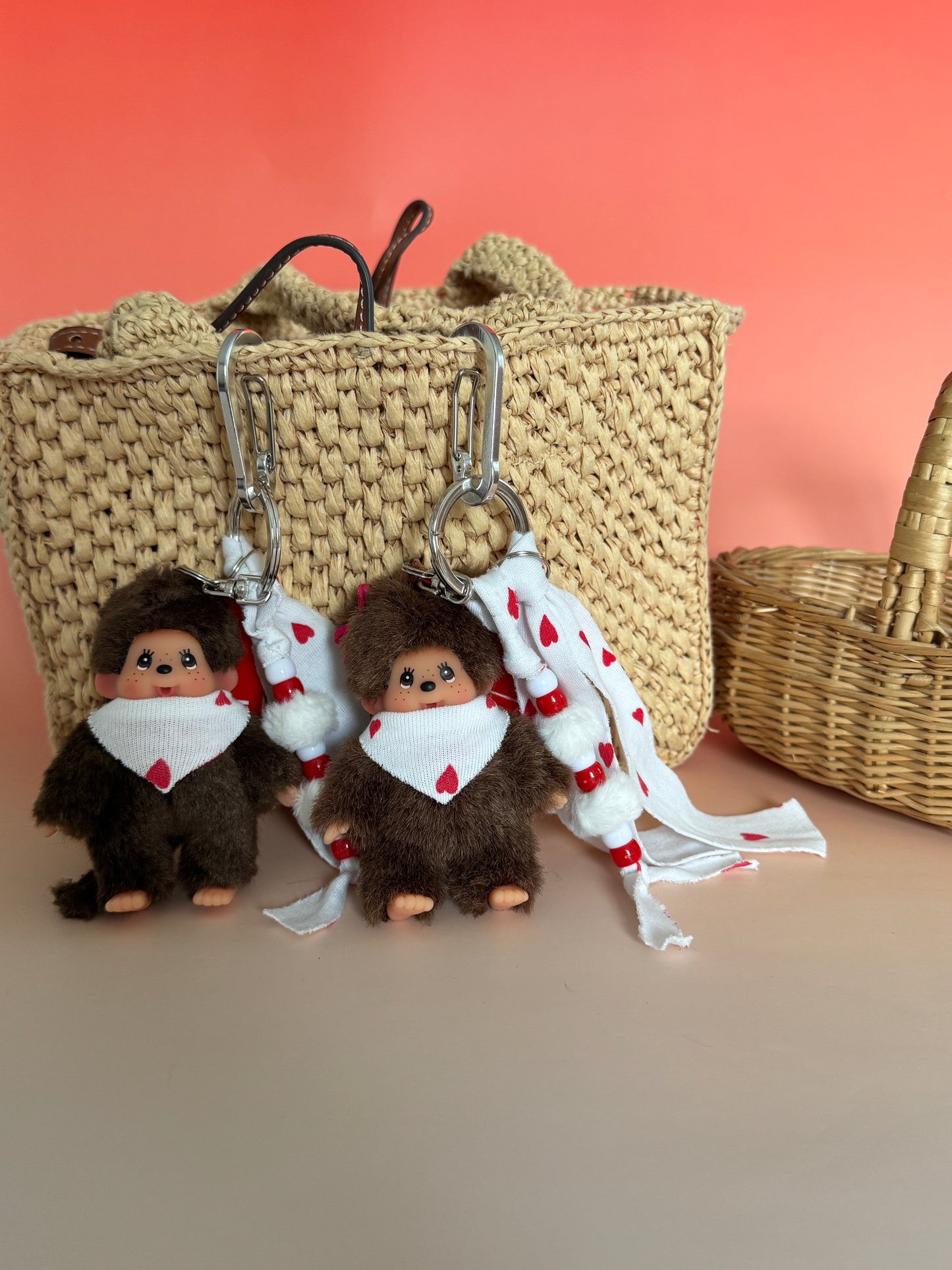 Grigri Monchhichi avec cœurs rouges – Tissu jersey | Édition Trop Choubidou