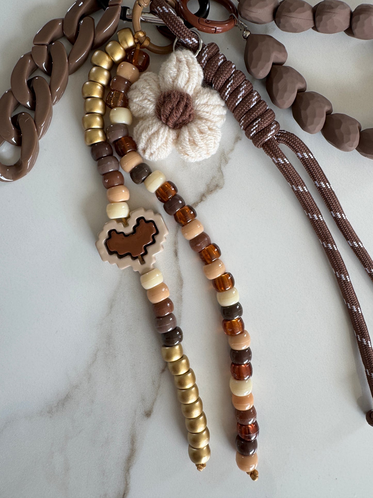 Grigri Bohème Chocolat & Fleurs – Bijou de Sac Fait Main | Édition Trop Choubidou