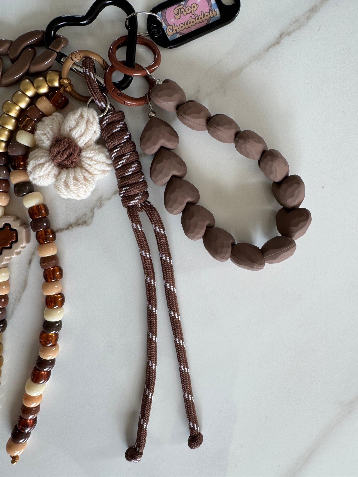 Grigri Bohème Chocolat & Fleurs – Bijou de Sac Fait Main | Édition Trop Choubidou
