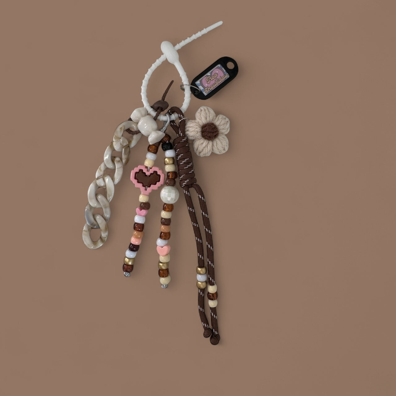 Grigri Trop Choubidou – Fleur en crochet & perles – Tons marron