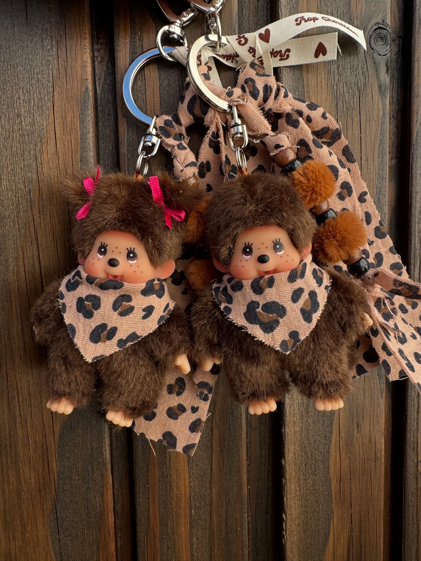 Grigri Monchhichi / Kiki – Léopard marron Gaze de Coton |Édition Trop Choubidou