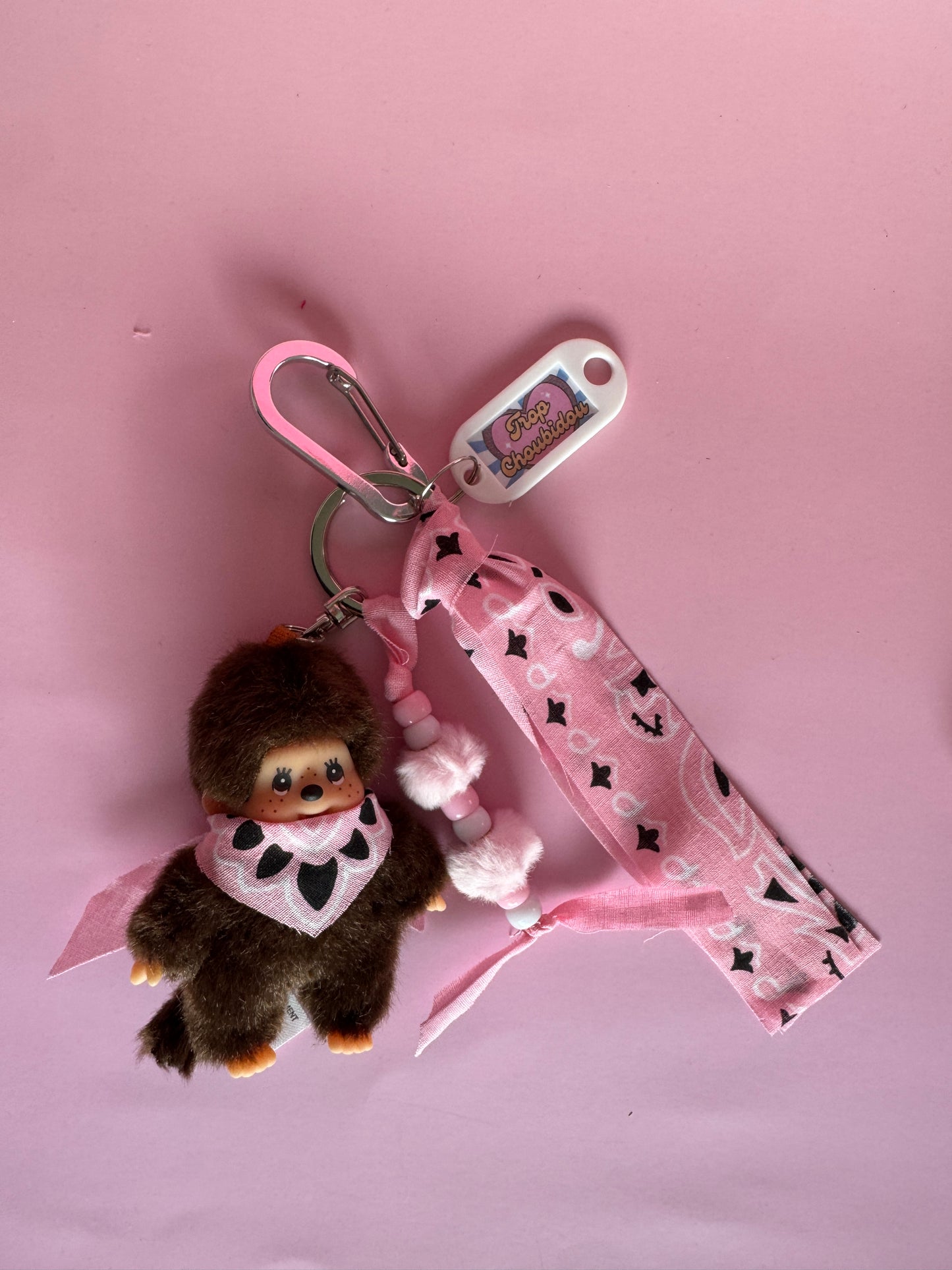 Grigri Monchhichi / Kiki – Bandana rose | Édition Trop Choubidou