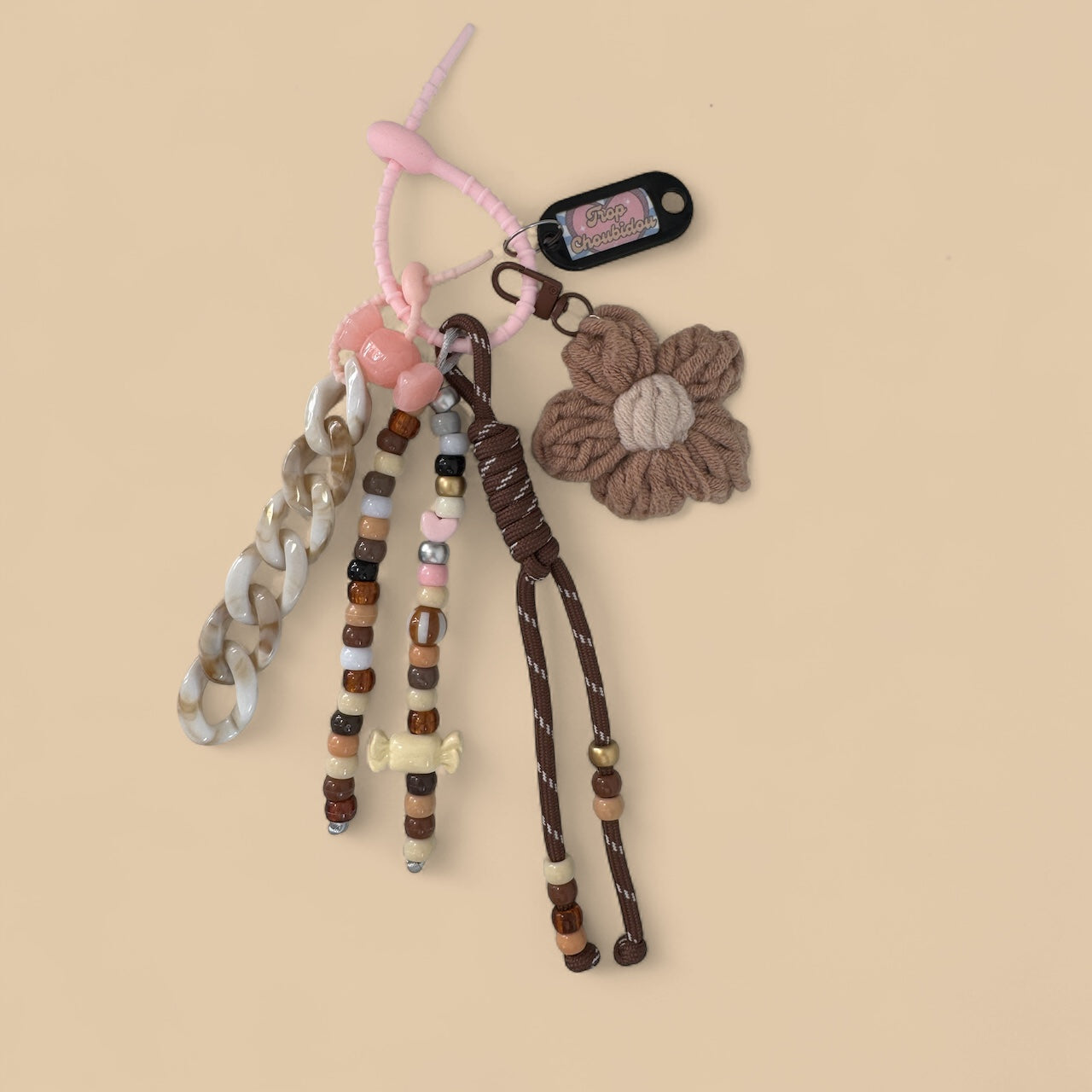 Grigri Trop Choubidou – Fleur en crochet & perles – Tons marron