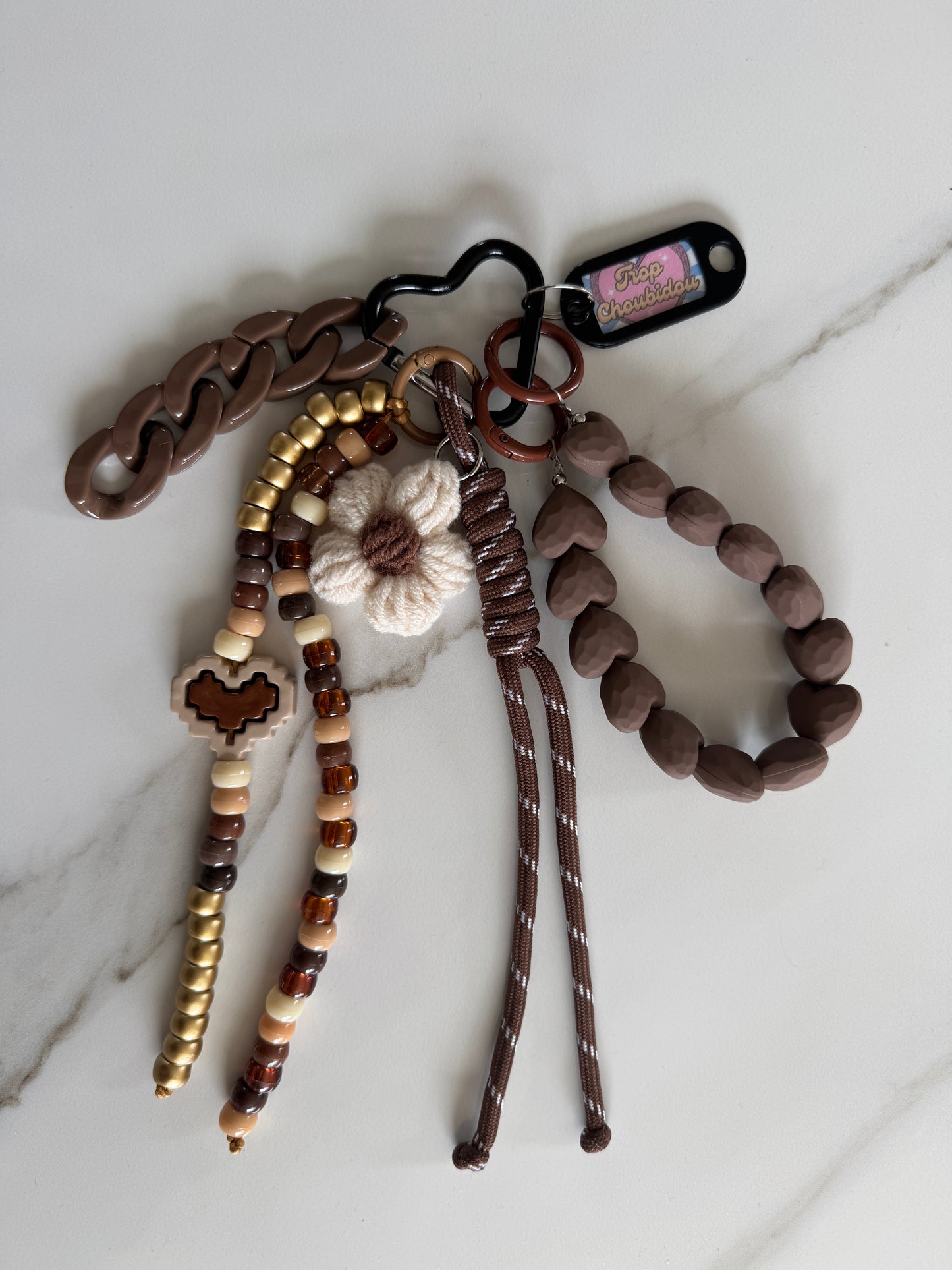 Grigri Bohème Chocolat & Fleurs – Bijou de Sac Fait Main | Édition Trop Choubidou