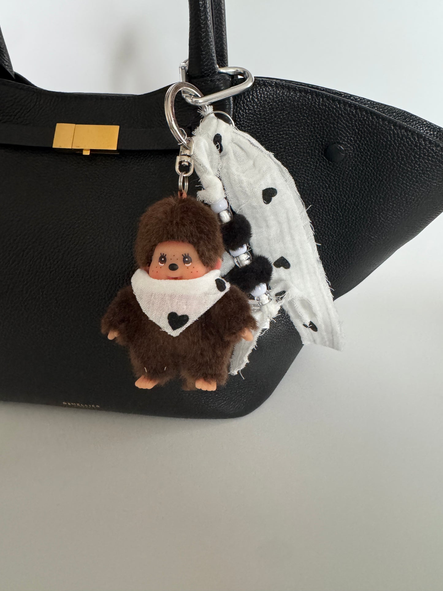 Grigri Monchhichi – Gaze de coton cœurs noirs | Édition Trop Choubidou