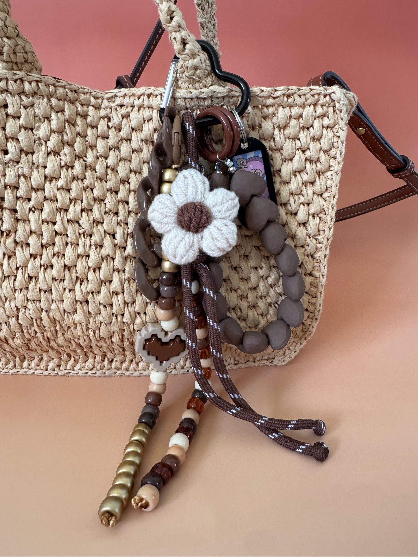 Grigri Bohème Chocolat & Fleurs – Bijou de Sac Fait Main | Édition Trop Choubidou