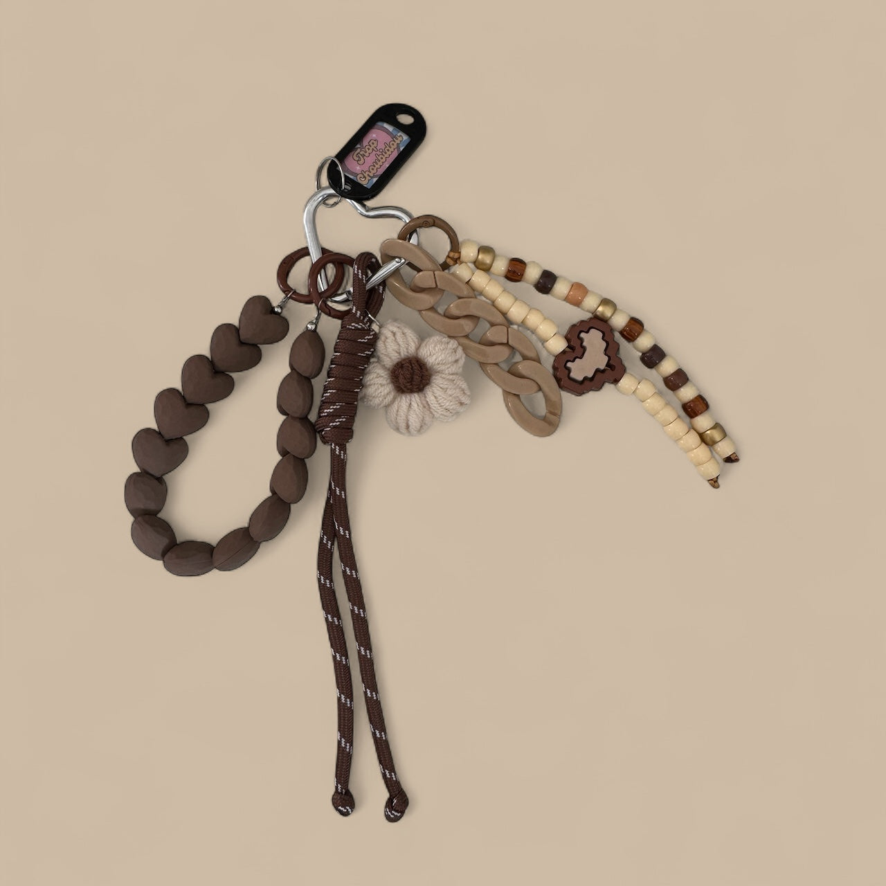 Grigri Trop Choubidou – Fleur en crochet & perles – Tons marron