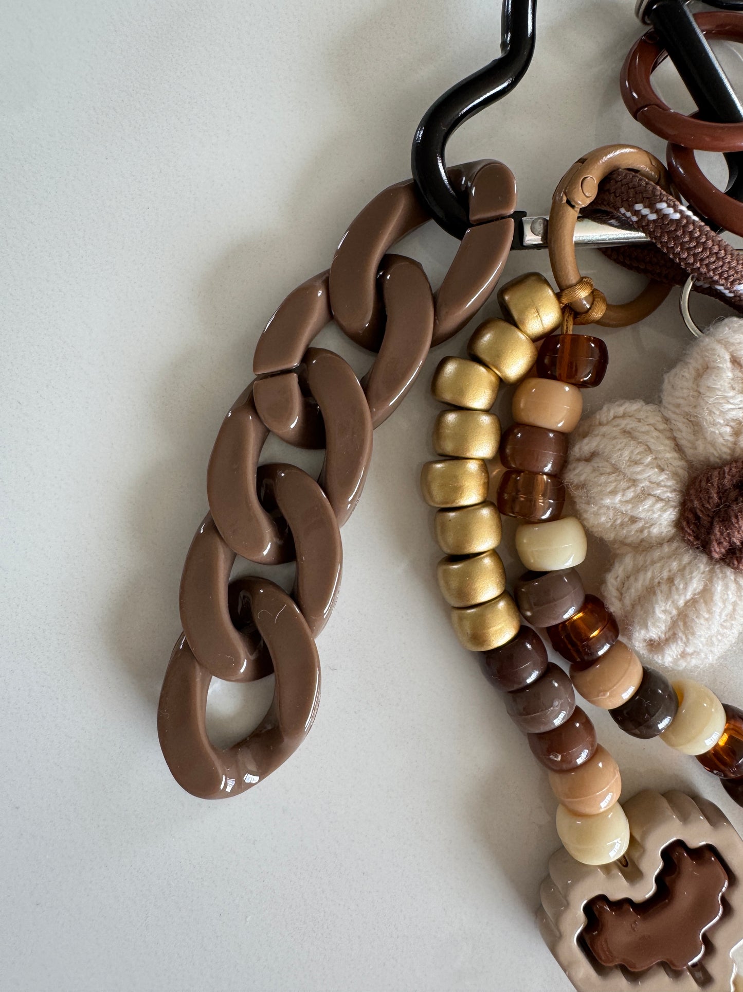 Grigri Bohème Chocolat & Fleurs – Bijou de Sac Fait Main | Édition Trop Choubidou