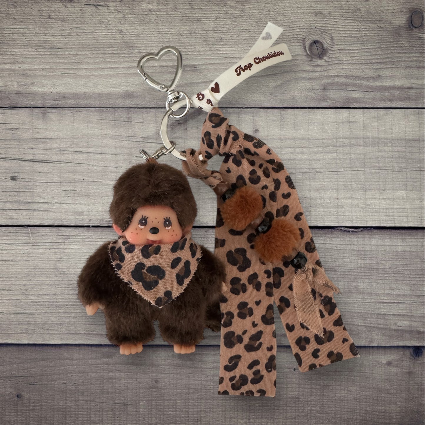 Grigri Monchhichi / Kiki – Léopard marron Gaze de Coton |Édition Trop Choubidou