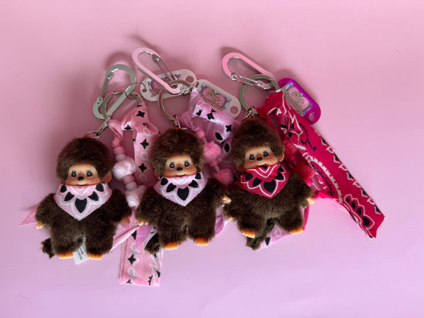 Grigri Monchhichi / Kiki – Bandana rose | Édition Trop Choubidou