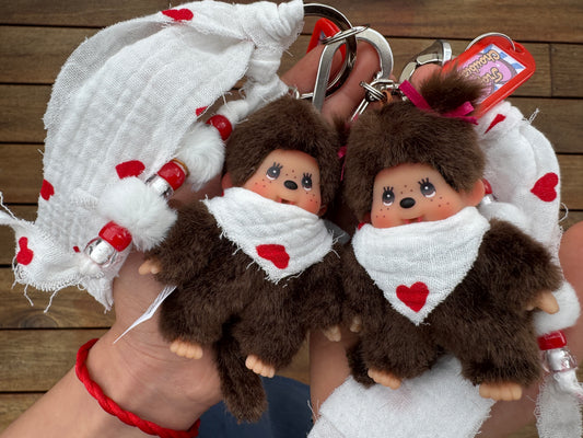 Grigri Monchhichi / Kiki – Cœurs rouges – tissu gaze de coton | Édition Trop Choubidou