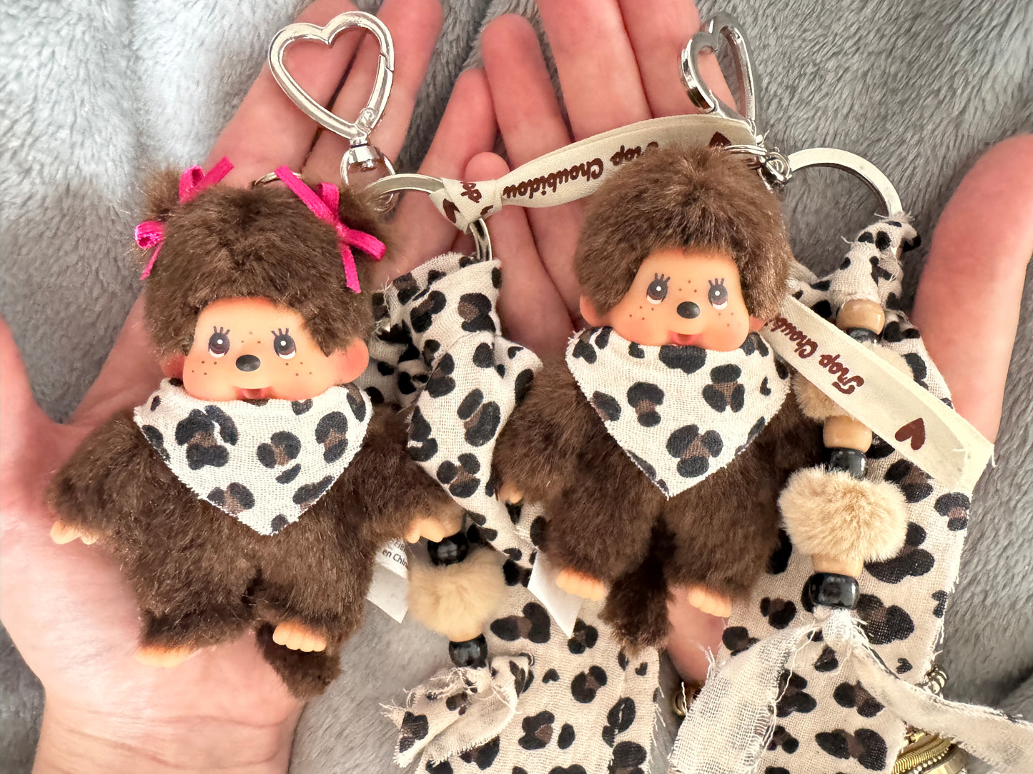 Grigri Monchhichi / Kiki – Léopard Gaze de Coton | Mousqueton cœur