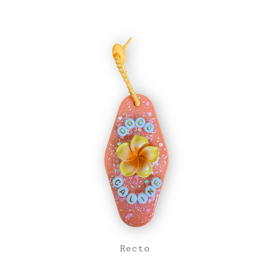 Porte-clés Motel Fleurs Hawaïennes – Coco Câline – Édition Trop Choubidou